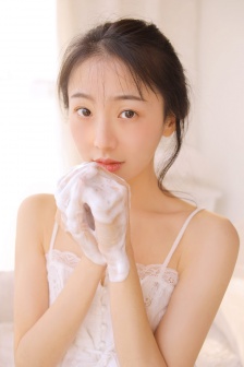 美女喝酒